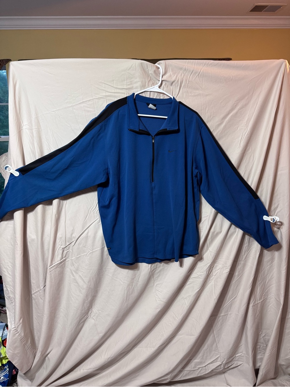 Nike light Blue Dri-FIT Athletic lightweight pull over with Black Trim